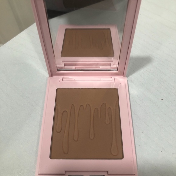Kylie Cosmetics Pressed Bronzing Powder in the shade “Almond” - Picture 2 of 3